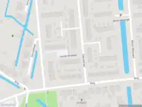 Ambulance met gepaste spoed naar de Leendert Braatpad in Pernis Rotterdam