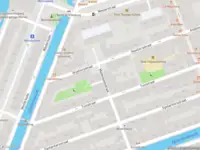 Ambulance met gepaste spoed naar de Madelievenstraat in Amsterdam