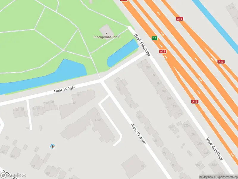 Ambulance met grote spoed naar de Pieter Postlaan in Rotterdam