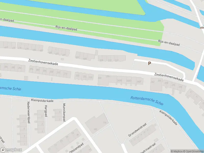 Ambulance met grote spoed naar de Zestienhovensekade in Rotterdam