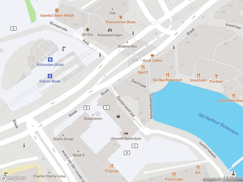 Ambulance met grote spoed naar de Gelderseplein in Rotterdam