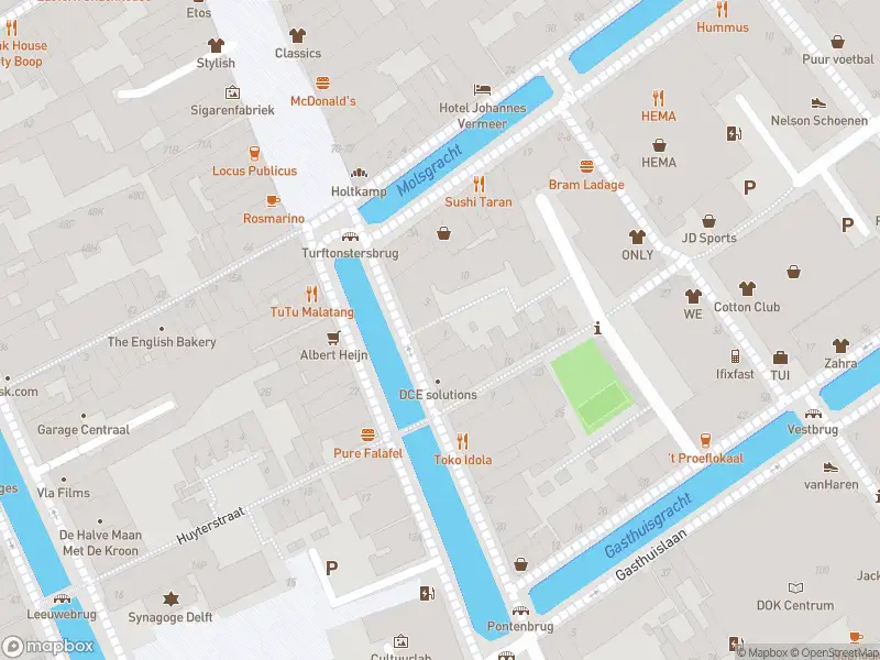 Ambulance met grote spoed naar de Congregatiehof in Delft