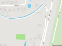 Brandweer met gepaste spoed naar de Stationsstraat in Hooghalen vanwege reinigen van het wegdek