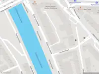 Ambulance met grote spoed naar de Aelbrechtskade in Rotterdam