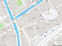 Ambulance met grote spoed naar de Vesteplein in Delft