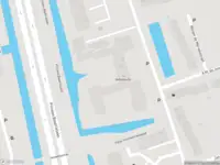 Ambulance met grote spoed naar de Adama van Scheltemaplein in Delft