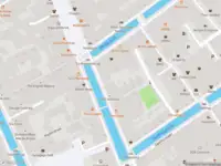 Ambulance met grote spoed naar de Congregatiehof in Delft