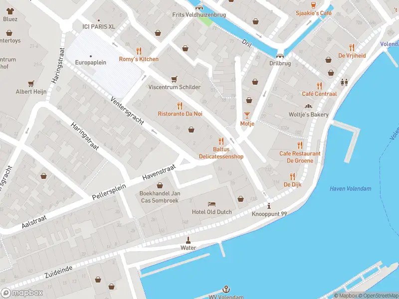 Ambulance met gepaste spoed naar de Ventersgracht in Volendam