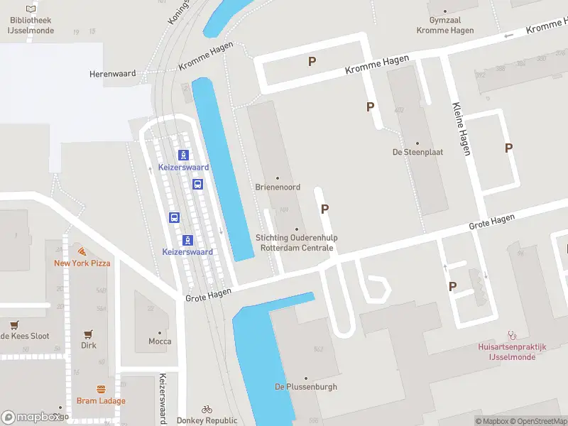 Ambulance met grote spoed naar de Grote Hagen in Rotterdam