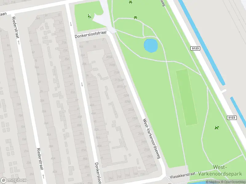 Ambulance met grote spoed naar de West-Varkenoordseweg in Rotterdam