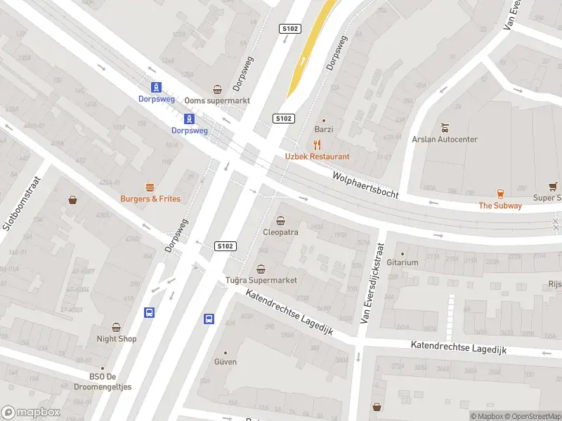 Ambulance met gepaste spoed naar de Dorpsweg in Rotterdam