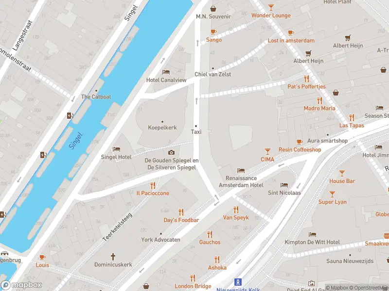 Ambulance met grote spoed naar de Kattengat in Amsterdam