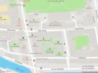 Ambulance met grote spoed naar de Weeshuishof in Leiden