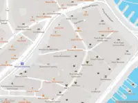 Ambulance met grote spoed naar de Nieuwezijds Armsteeg in Amsterdam