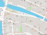 Ambulance met grote spoed naar de Boommarkt in Leiden