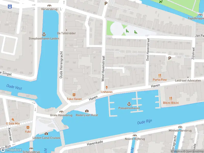 Ambulance met gepaste spoed naar de West Havenstraat in Leiden