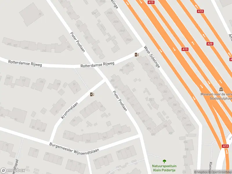 Ambulance met grote spoed naar de Pieter Postlaan in Rotterdam