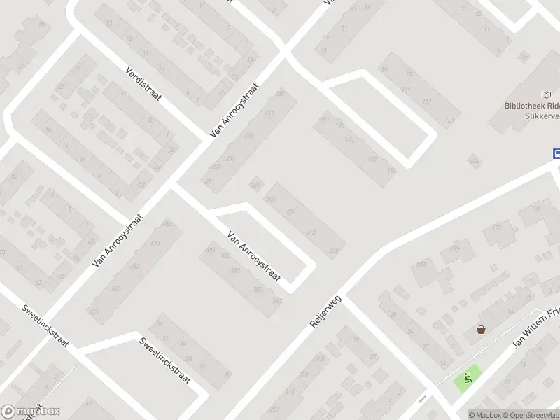 Ambulance met grote spoed naar de Van Anrooystraat in Ridderkerk