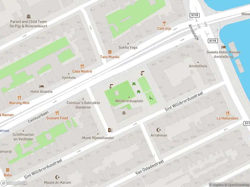 Ambulance met grote spoed naar de Servaes Noutsstraat in Amsterdam