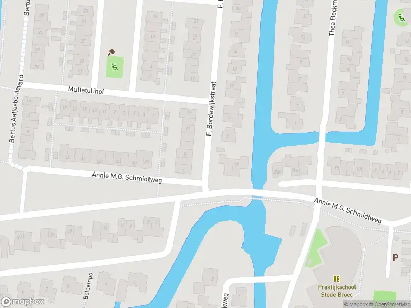 Ambulance met gepaste spoed naar de F. Bordewijkstraat in Grootebroek