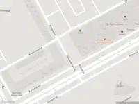 Politie met grote spoed naar de Kikkensteinstraat in Amsterdam vanwege steekincident