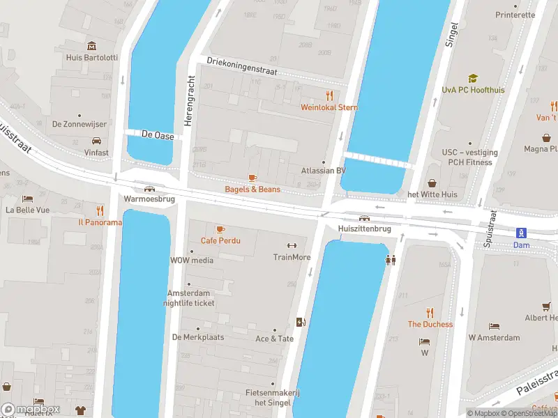 Ambulance met grote spoed naar de Huidenstraat in Amsterdam