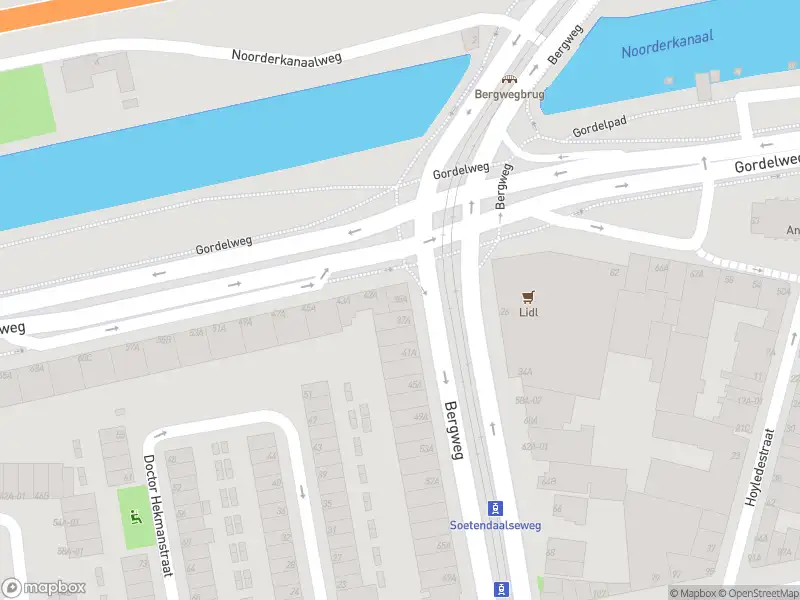 Ambulance met grote spoed naar de Bergweg in Rotterdam