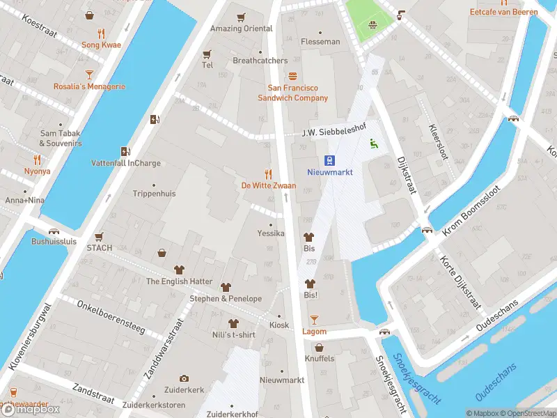 Ambulance met grote spoed naar de Sint Antoniesbreestraat in Amsterdam