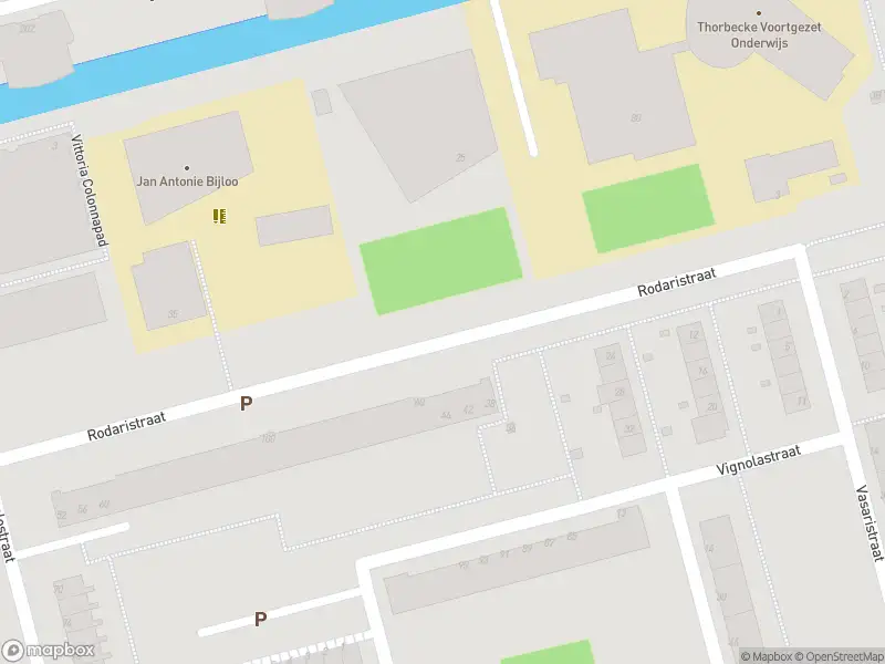 Ambulance met gepaste spoed naar de Rodaristraat in Rotterdam