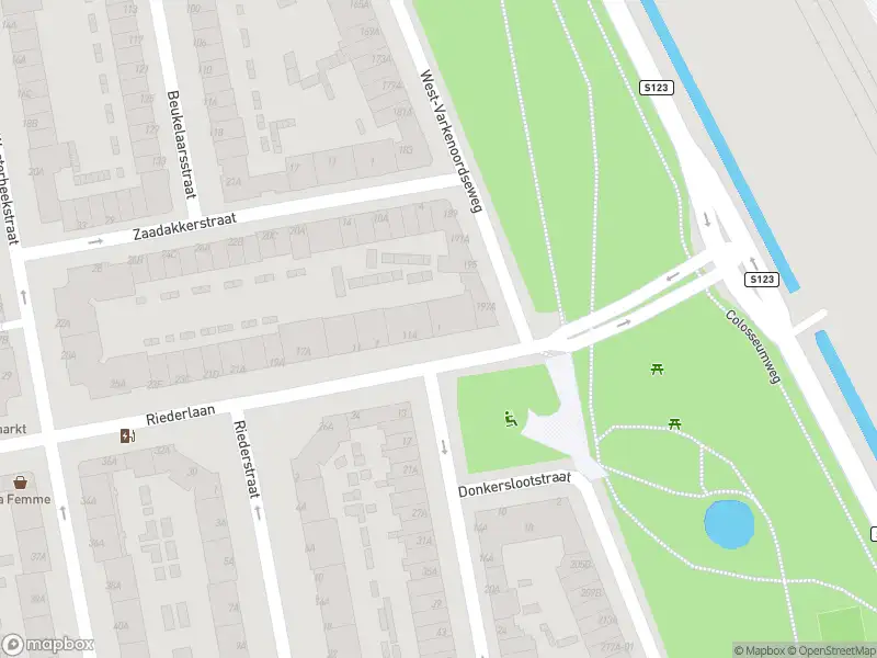 Ambulance met grote spoed naar de Donkerslootstraat in Rotterdam