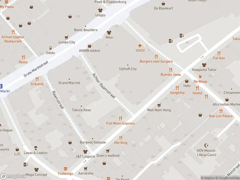 Ambulance met grote spoed naar de Achter Raamstraat in 's-Gravenhage