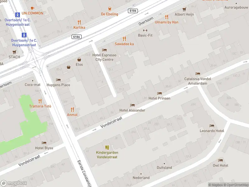 Ambulance met grote spoed naar de Roemer Visscherstraat in Amsterdam