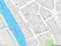 Ambulance met grote spoed naar de Delftweg in Rotterdam