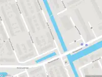 Ambulance met grote spoed naar de Jacob van Ruysdaelsingel in Capelle aan den IJssel