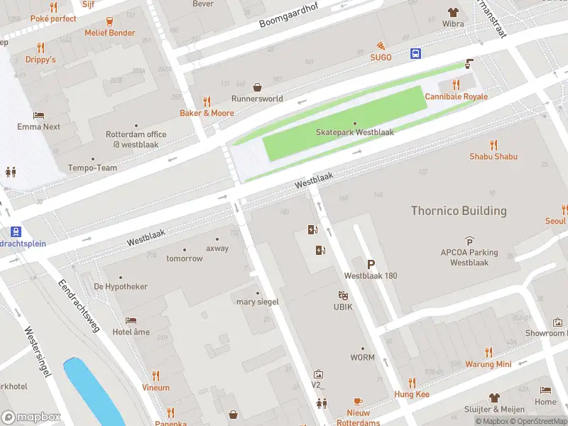 Ambulance met grote spoed naar de Westblaak in Rotterdam