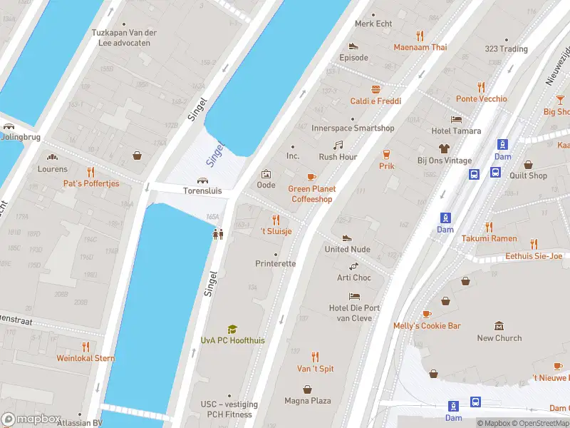 Ambulance met grote spoed naar de Torensteeg in Amsterdam