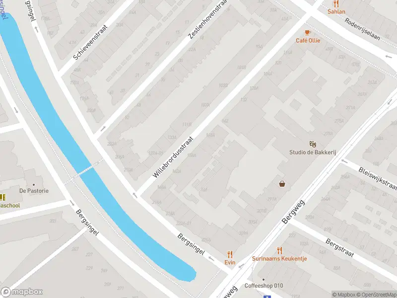 Ambulance met gepaste spoed naar de Willebrordusstraat in Rotterdam