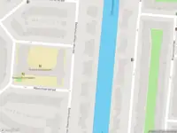 Ambulance met grote spoed naar de Toldwarsstraat in Amsterdam