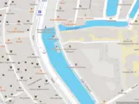 Ambulance met gepaste spoed naar de Oude Turfmarkt in Amsterdam