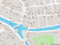 Ambulance met gepaste spoed naar de Donkersteeg in Leiden