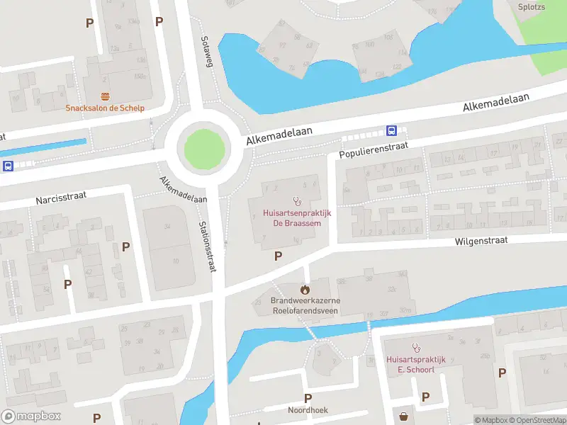 Ambulance met grote spoed naar de Stationsstraat in Roelofarendsveen