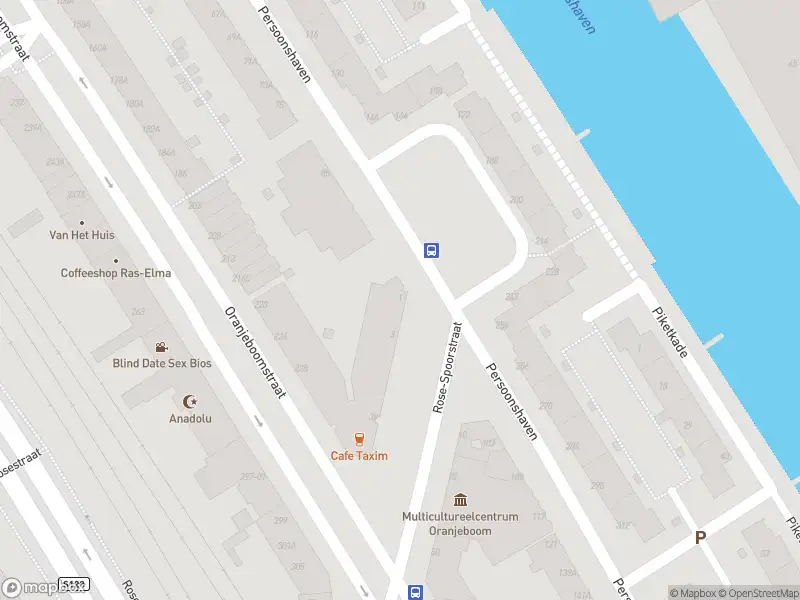 Ambulance met grote spoed naar de Rose-Spoorstraat in Rotterdam