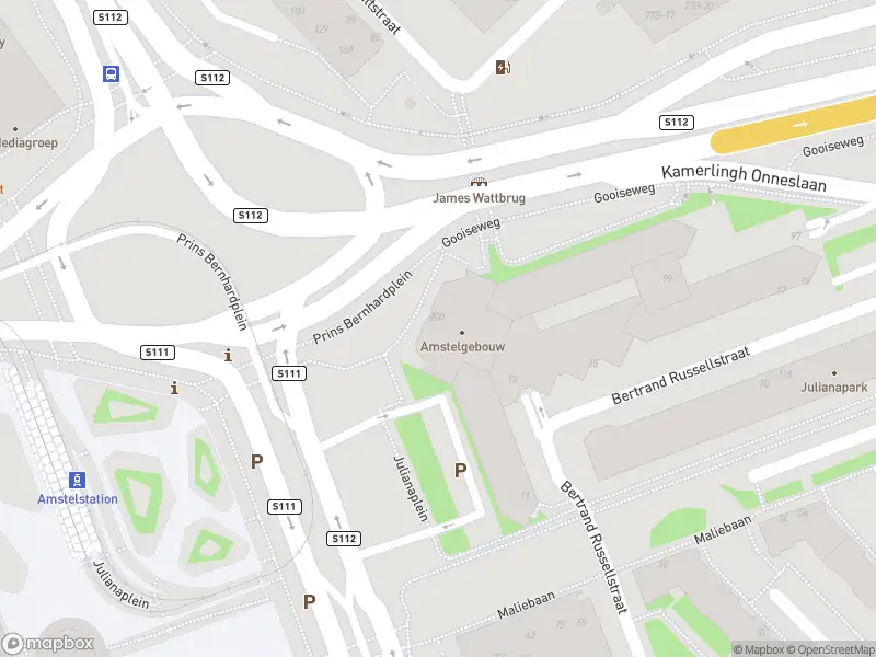 Ambulance met grote spoed naar de Prins Bernhardplein in Amsterdam