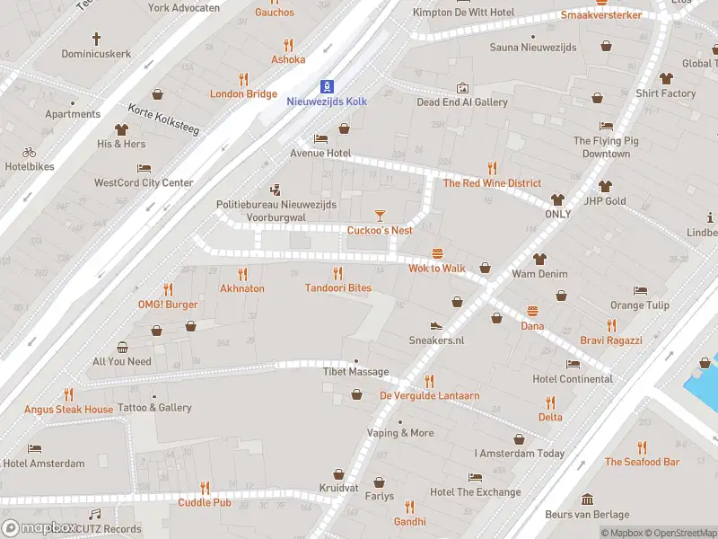 Ambulance met grote spoed naar de Nieuwezijds Kolk in Amsterdam