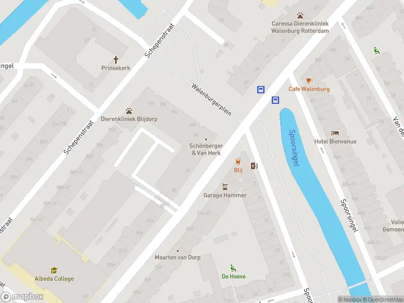 Ambulance met gepaste spoed naar de Walenburgerweg in Rotterdam