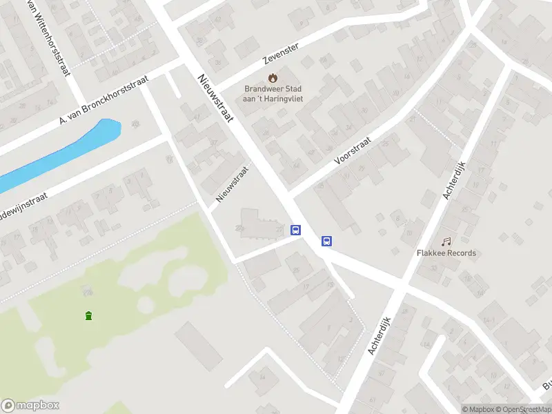 Ambulance met grote spoed naar de Nieuwstraat in Stad aan 't Haringvliet