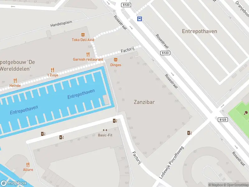 Ambulance met grote spoed naar de Factorij in Rotterdam