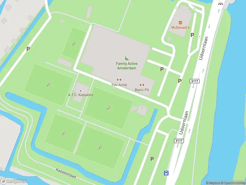 Ambulance met gepaste spoed naar de Sportpark Kadoelen in Amsterdam