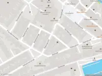 Ambulance met gepaste spoed naar de Rokersgracht in Volendam