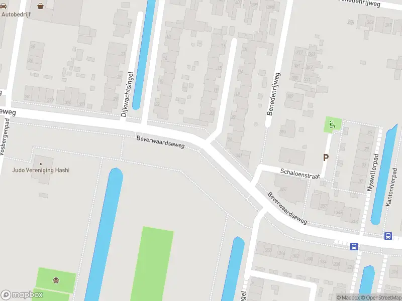 Ambulance met gepaste spoed naar de Beverwaardseweg in Rotterdam